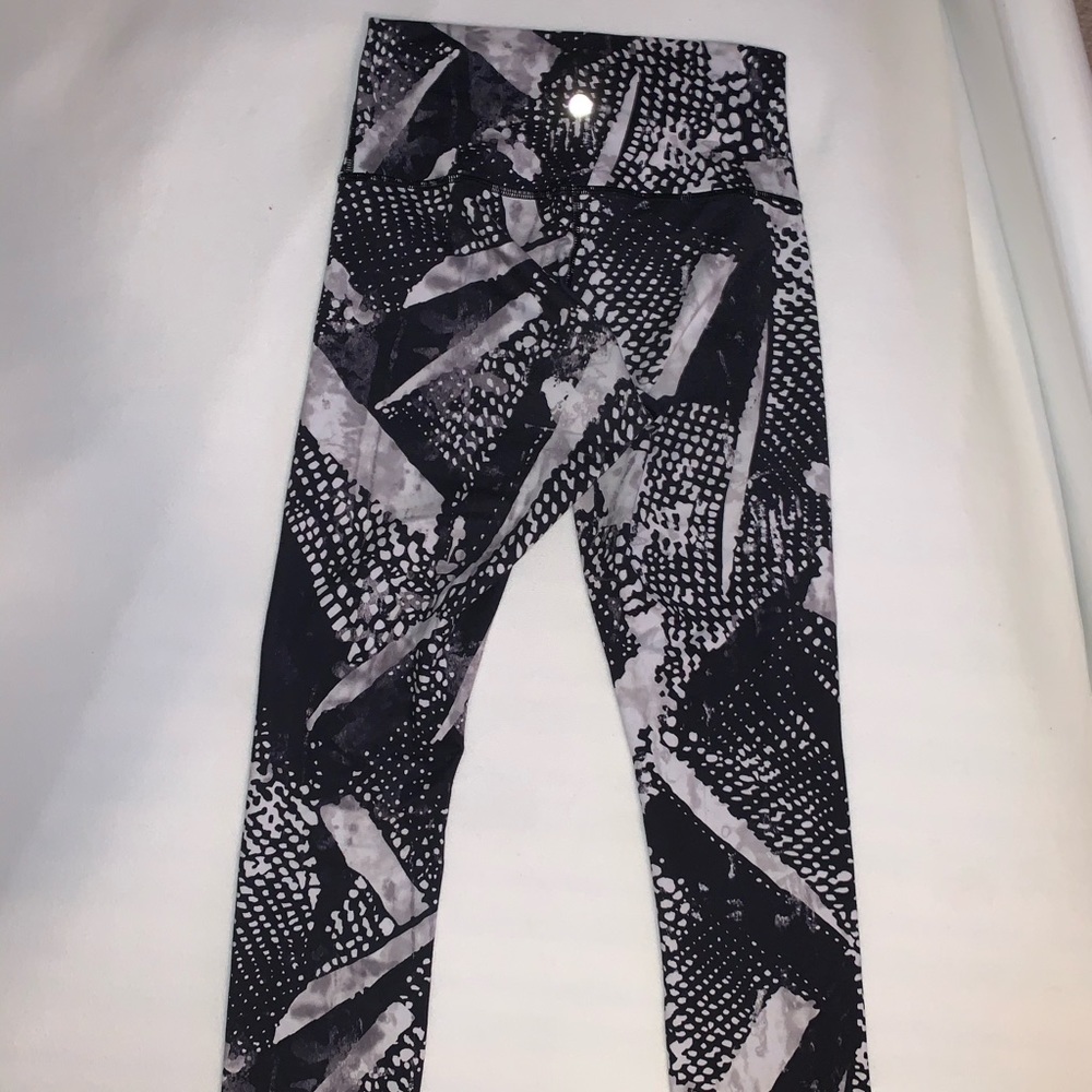 LULULEMON PATTERNED B&W FULL LENGTH LEGGINGS
